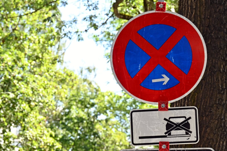Auf zahlreichen Straßen gilt am Wochenende Halteverbot. (Symbolbild)