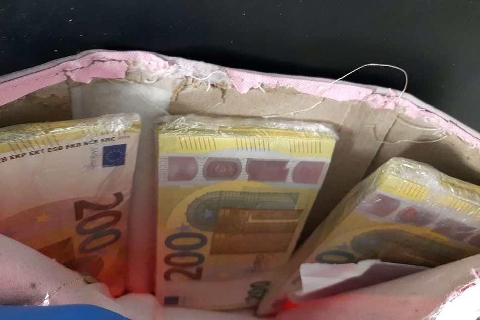 In die Portemonnaies waren insgesamt über 100.000 Euro eingenäht.