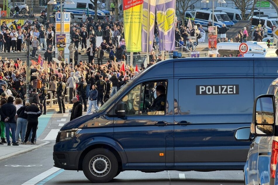 Polizisten hatten nach der rechten Demonstration mit zwei Gegendemos eine Gruppe von linken Gegendemonstranten eingekesselt.