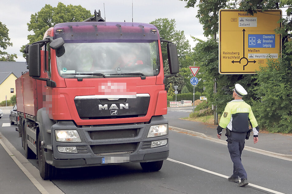 Polizeikommissar Marcel Seidel (35) schickte am Freitag Laster am Kreisverkehr Deutschenbora wieder auf die Autobahn zurück.