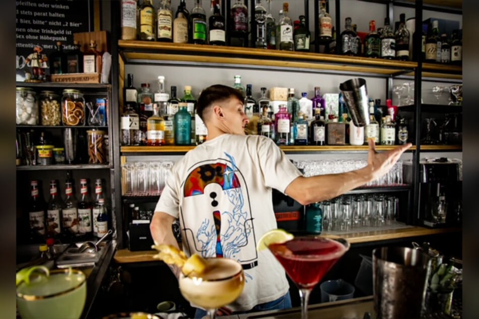 Die WOODS Bar Chemnitz bietet ihren Gästen spektakuläre Cocktailkunst.