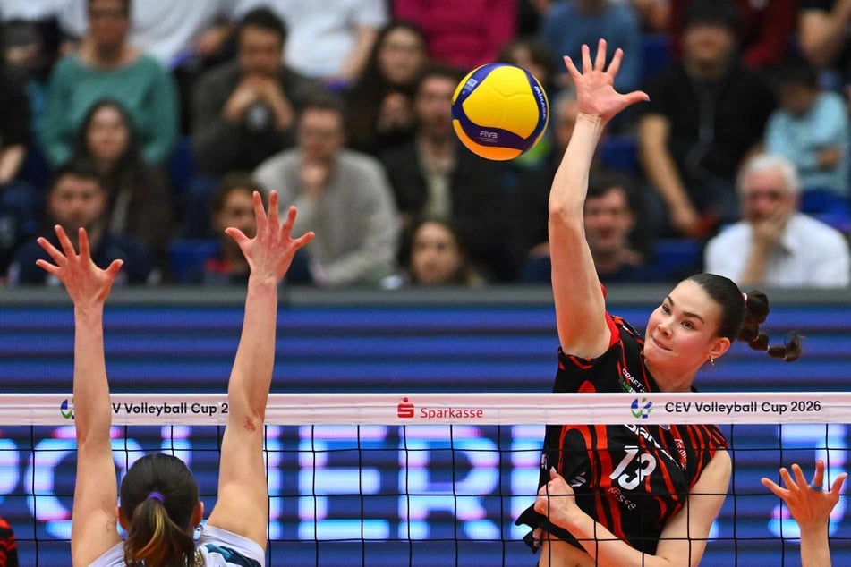 Florentine Rosemann (r.) versenkte jeweils zum Satzgewinn für die DSC-Schmetterlinge.