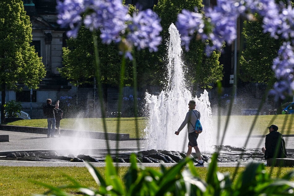 Am Springbrunnen im Lustgarten können sich Berliner über Sonnenschein freuen.