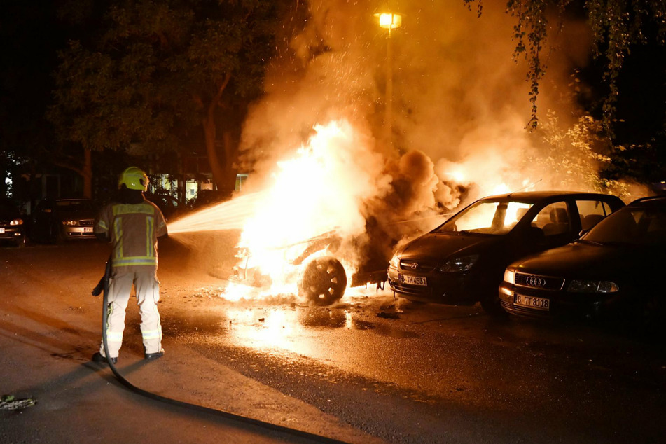 Das geparkte Auto in der Landsberger Allee im Bezirk Marzahn-Hellersdorf brannte völlig aus.