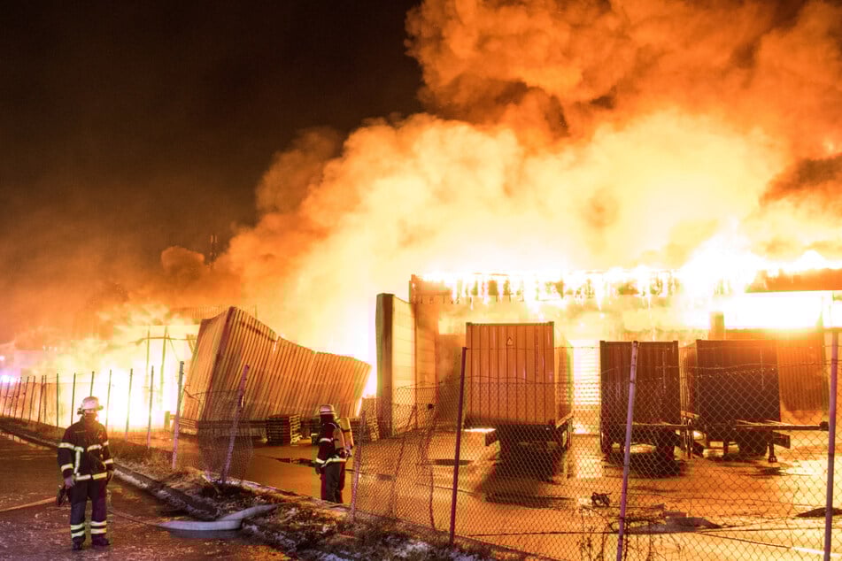 Flammen schlagen aus der brennenden Lagerhalle in Hamburg.