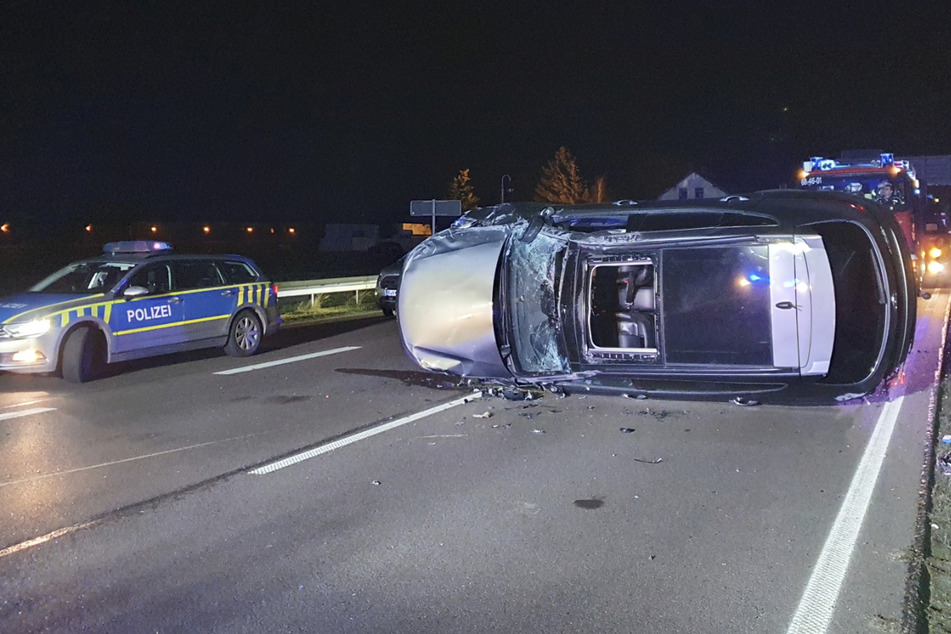 Der Zusammenstoß war so schwer, dass eines der beteiligten Autos auf die Seite geschleudert wurde.