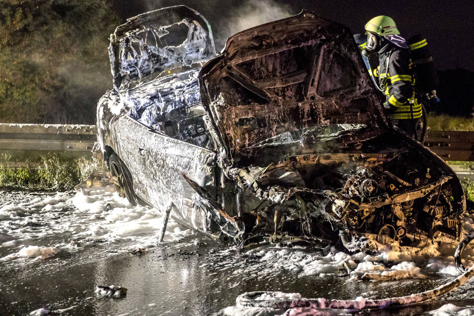 Audi kracht in Lkw und geht in Flammen auf: Betrunkener Fahrer flüchtet zu Fuß
