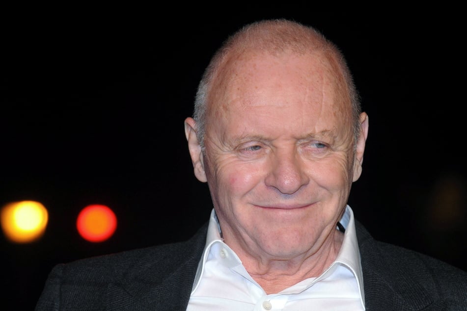 Der echte Schauspieler Anthony Hopkins (83). Betrüger nutzten seine Berühmtheit, um Geld von einer Frau zu stehlen.