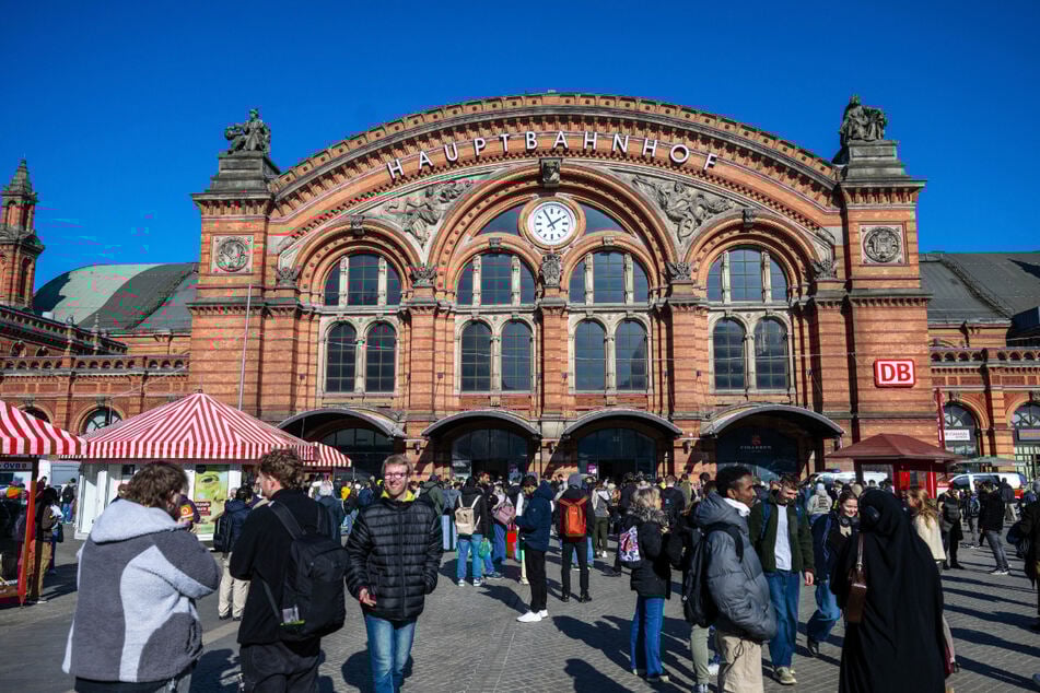 Zahlreiche Menschen mussten den Bahnhof verlassen und standen vor dem Gebäude.