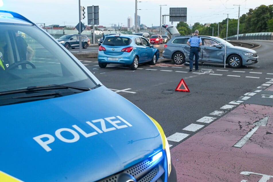 Die Berliner Brücke musste nach dem Crash zwischen einem VW und einem Opel teilweise gesperrt werden.