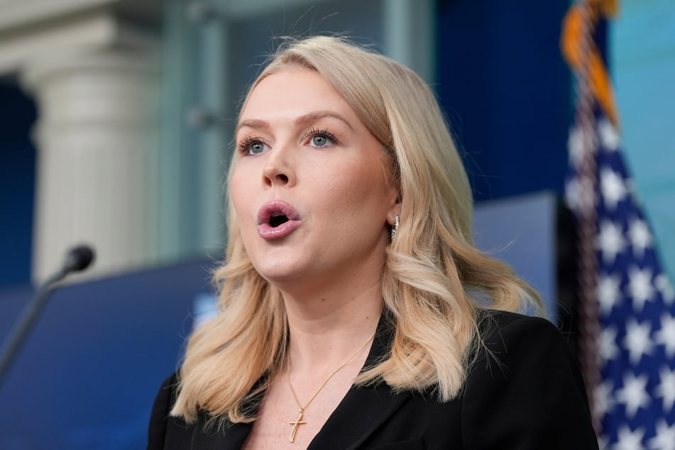 Nach Angaben von US-Präsident Donald Trump sagte die iranische Regierung zu, keine Teilnehmer der Proteste im Land zu töten. Sprecherin Karoline Leavitt machte keine Angaben zur Quelle für diese Information.