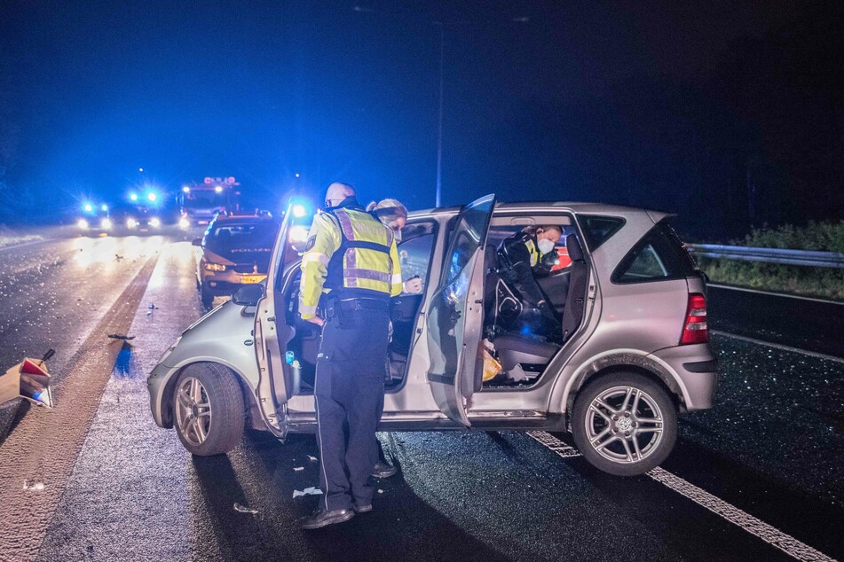 Die Polizei konnte den Fahrer des silberfarbenen Mercedes nach einem Unfall auf der A1 fassen.