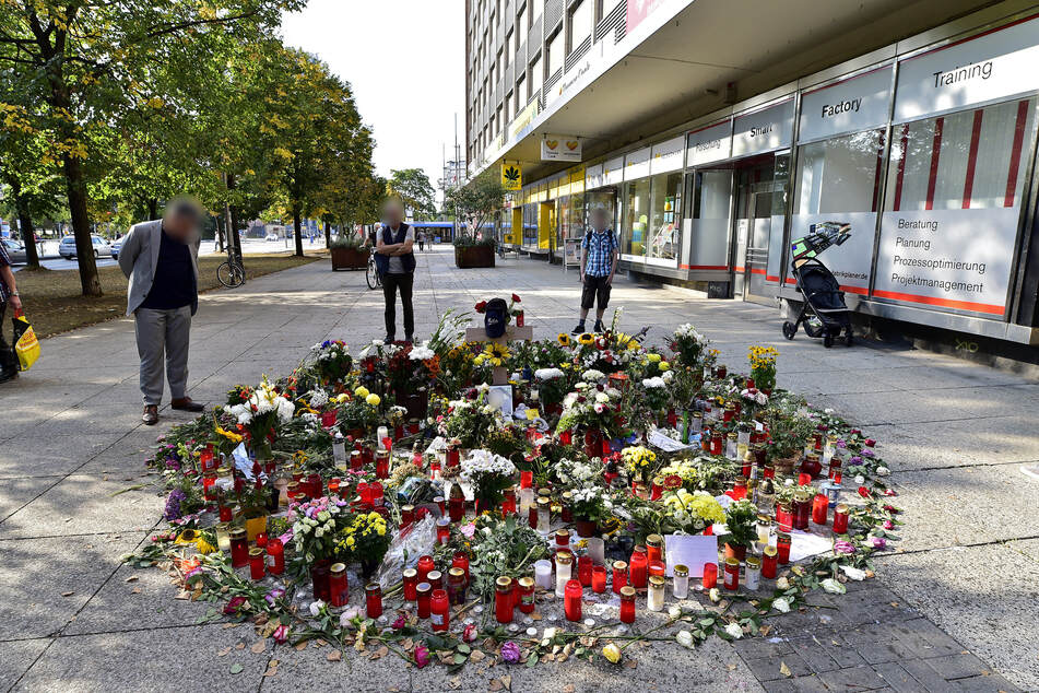 Die Brückenstraße in Chemnitz: Hier wurde Daniel H. (35†) im August 2018 brutal niedergestochen. Zahlreiche Blumen wurden nach der schrecklichen Tat niedergelegt.