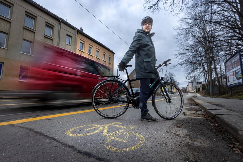 Grünen-Stadtrat Lars Dörner (39) freut sich über den aufgemalten Radfahrstreifen in der Marienthaler Straße.