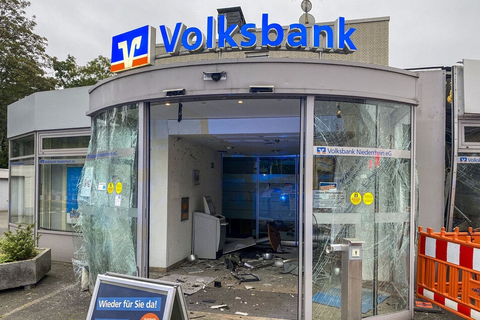 Der Vorraum einer Filiale der Volksbank ist nach einer Sprengung eines Geldautomaten durch Unbekannte am frühen Morgen verwüstet.