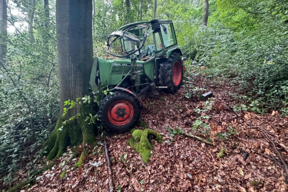 Der Trecker war bei dem Unfall in dem Waldgebiet gegen einen Baum geprallt.