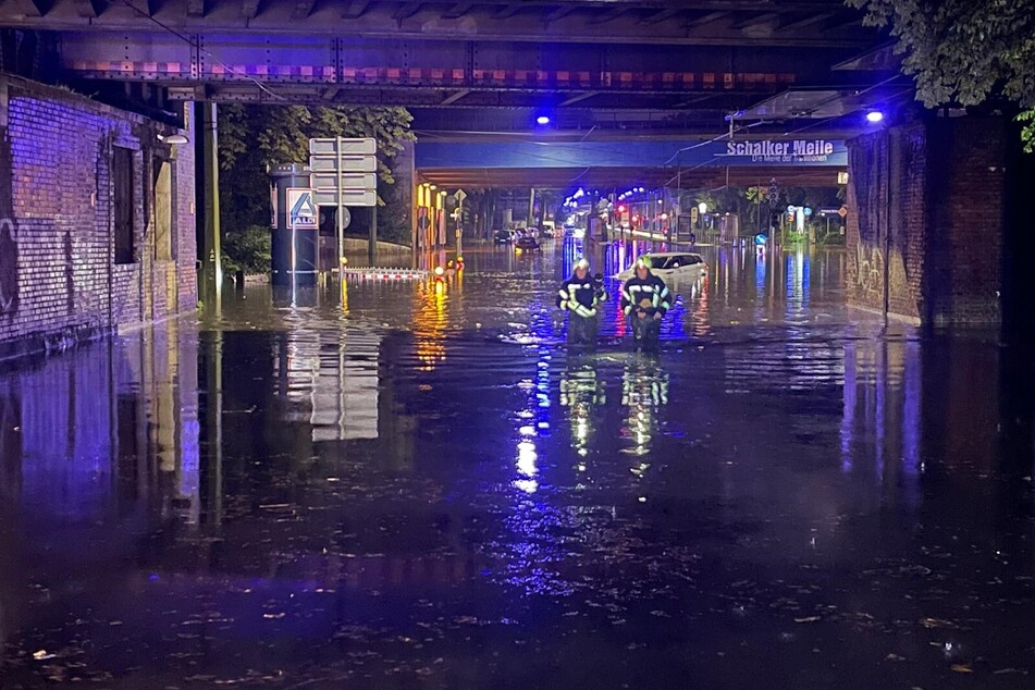 Heftige Regenfälle haben in Gelsenkirchen eine Straße im Stadtteil Schalke überflutet.