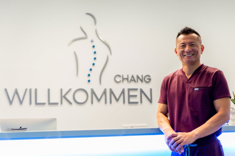 Dr. med. Qiying Chang hat sich in seiner Privatpraxis in Düsseldorf auf eine besondere Behandlung der Spinalkanalstenose spezialisiert.