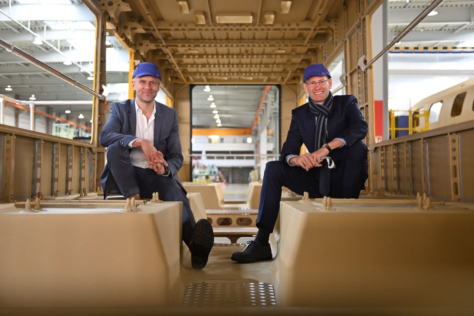 Die DVB-Vorstände Lars Seiffert (52, l.) und Andreas Hemmersbach (53, l.) im April in der damals noch unfertigen neuen Bahn. Am 2. und 3. Oktober kann man das fertige Modell besichtigen und Probe sitzen.