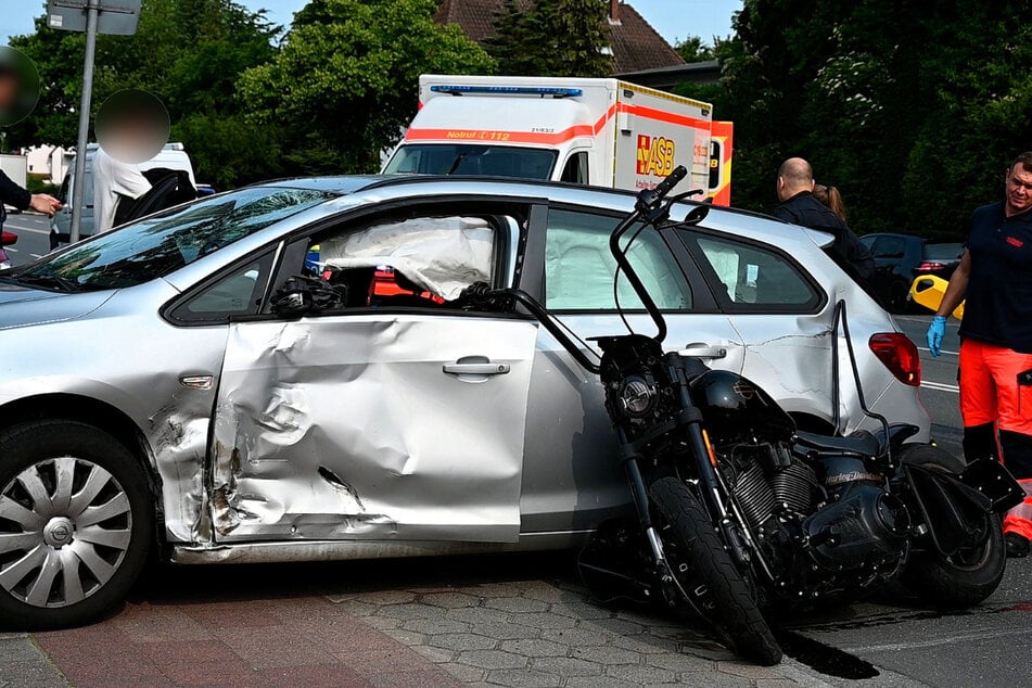 Der Motorradfahrer wurde von dem Opel erfasst und lebensgefährlich verletzt.