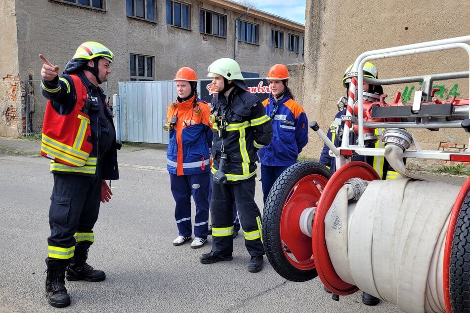 Ortswehrleiter Ronny Herbert erklärt Vorgehen am Einsatzort.