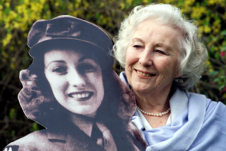 März 2000 in London: Die frühere britische Schlagersängerin Vera Lynn steht im Garten des Hotels Savoy, nachdem sie in der landesweiten Umfrage zur Persönlichkeit des Jahrhunderts ernannt wurde. Lynn ist im Alter von 103 Jahren gestorben.