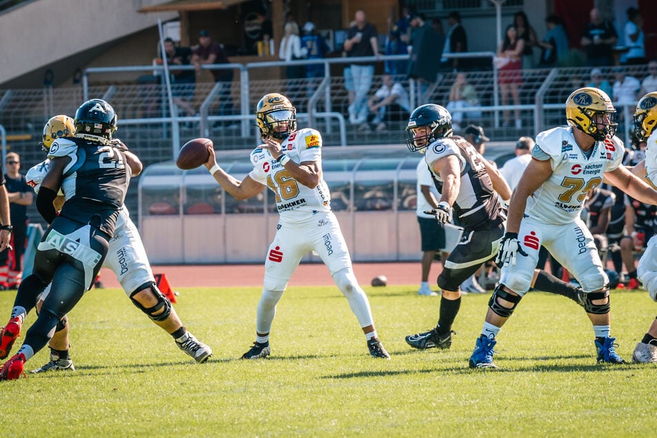 Nicht jeder Pass von Casey Thompson (M.) fand sein Ziel. Trotzdem ein starkes Debüt des neuen Monarchs-Quarterback.s