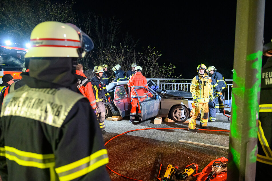 Unfall A7: Sommerreifen auf glatter Straße? Auto kracht in Brückengeländer, Fahrer eingeklemmt