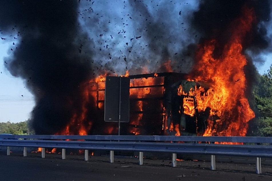 Inferno auf der Autobahn: Lastwagen steht lichterloh in Flammen