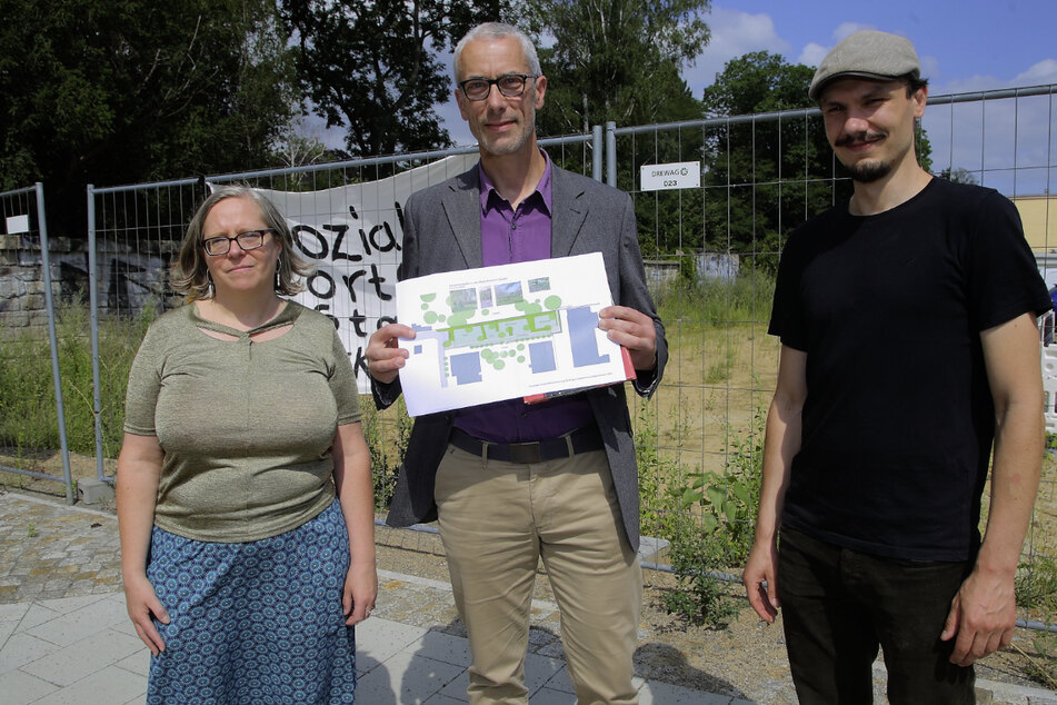 Die Grünen-Stadtbezirksbeiräte Ulla Wacker (49) und Klemens Schneider (30, r.) wollen mit Architekt Heiko Lieske (51) einen Park statt eines Parkplatzes.