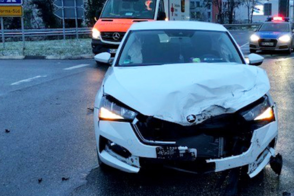Das Foto der Polizei zeigt ein beschädigtes Auto am Montagmorgen in Worms.