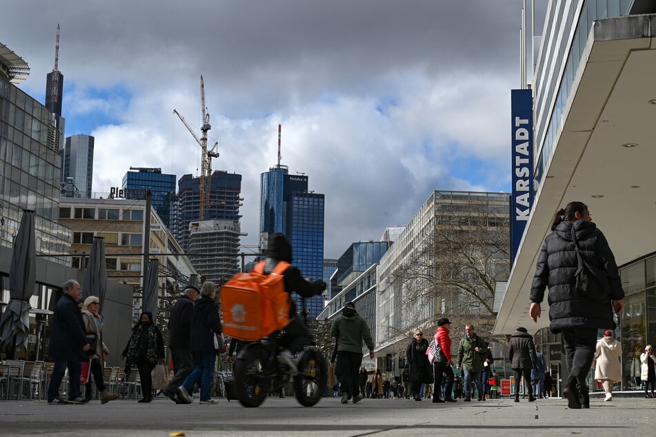 Umweit der Frankfurter Fußgängerzone Zeil findet der Einsatz statt. (Archivbild)
