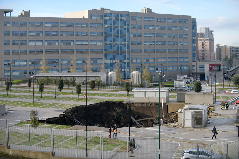 In der süditalienischen Stadt Neapel ist der Parkplatz eines Krankenhauses zusammengebrochen und hat mehrere Fahrzeuge in einem Loch versinken lassen.