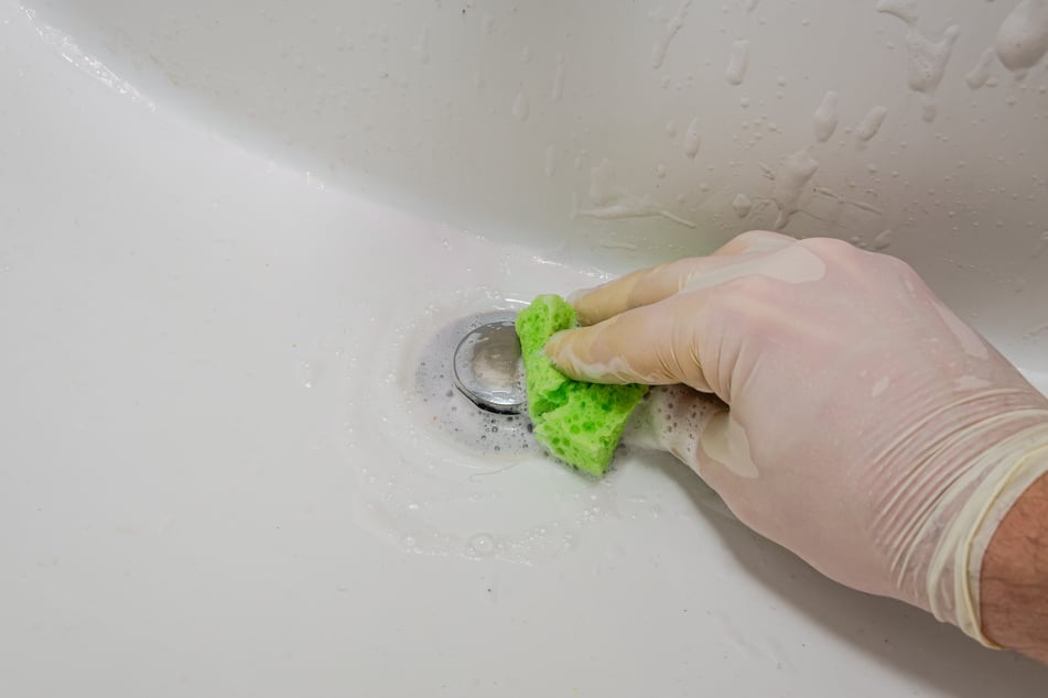 Mit den richtigen Mitteln lassen sich gelbe Flecken aus der Badewanne entfernen.