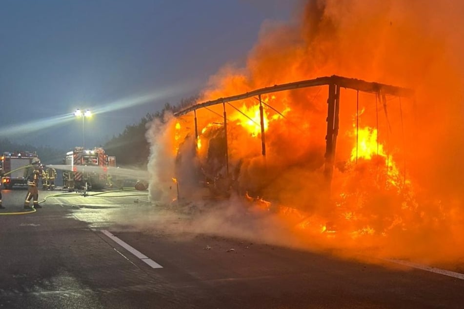 Der brennende Lkw konnte von der freiwilligen Feuerwehr gelöscht werden.