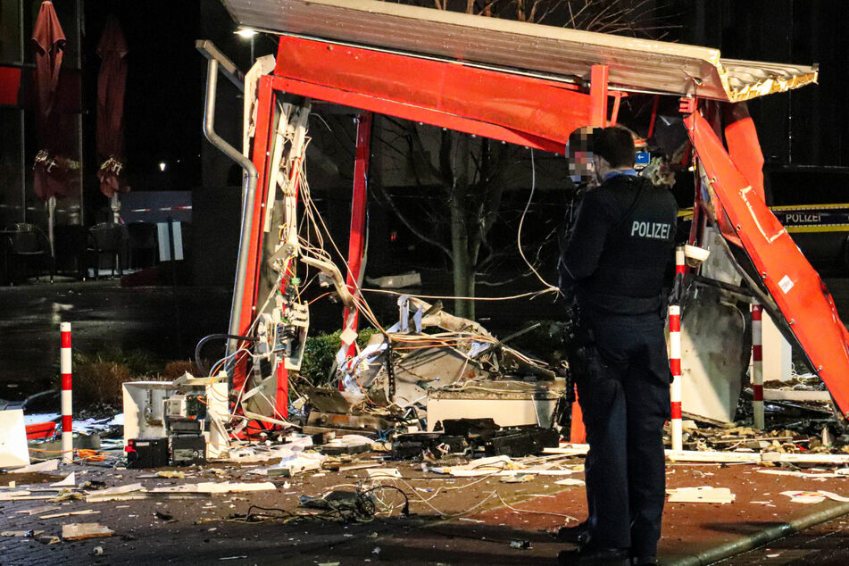 Abermals haben Kriminelle einen Geldautomaten in Hessen gesprengt – die Kriminalpolizei ermittelt und sucht Zeugen.
