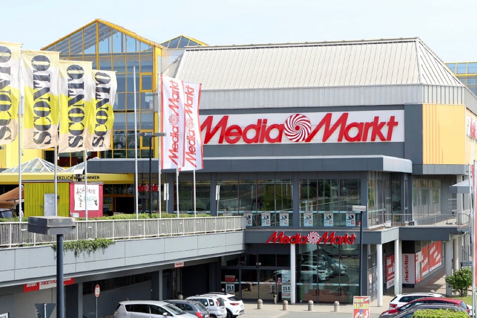 MediaMarkt Jena Stadtrodaer Straße 105 (direkt an der A4).