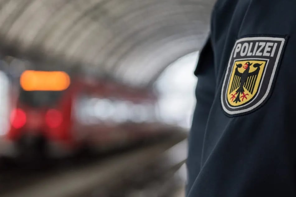 Ohne Ticket, aber mit Nazi-Parole: Bei einer Ticketkontrolle reagiert ein Mann aggressiv und wird später von der Bundespolizei vorläufig festgenommen. (Symbolbild)
