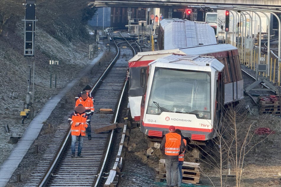 Drei Wagen entgleist! Sperrung nach U-Bahn-Unfall dauert an