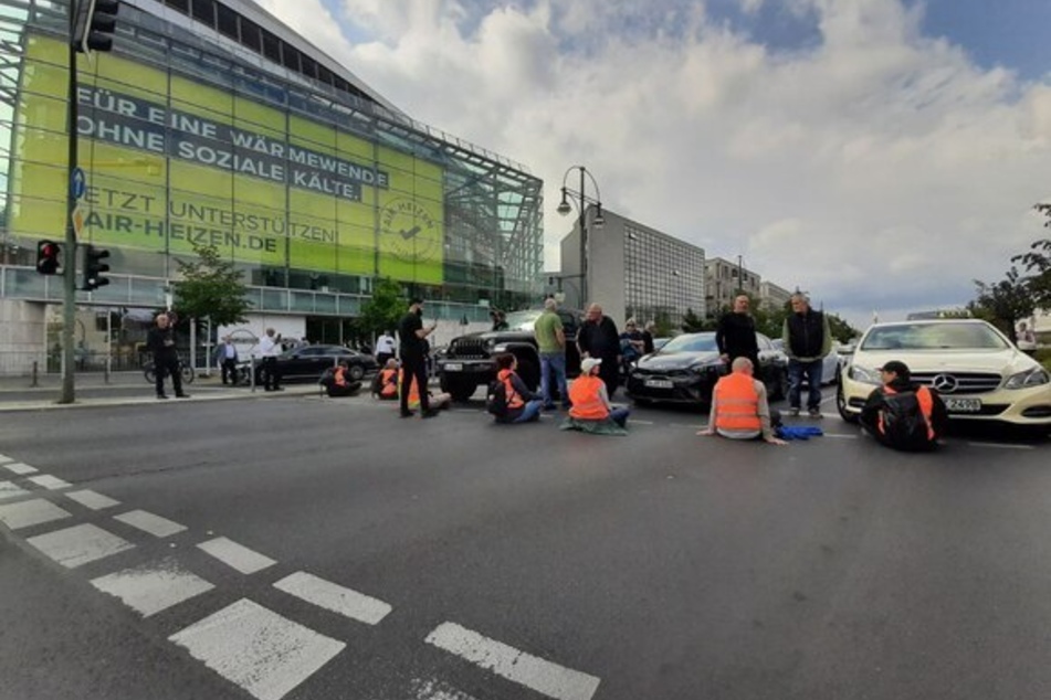 Klimaaktivisten blockieren die Zufahrtsstraßen zu der Versammlungshalle in Berlin.