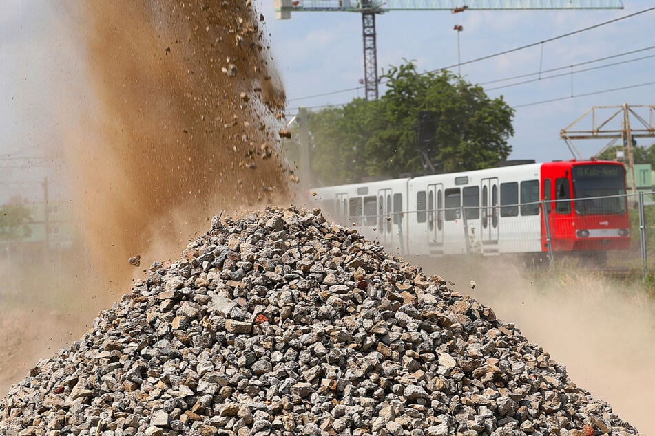 Durch die Zerkleinerung und Wiederverwendung von Abbruchmaterialien spart das Unternehmen beim Bau des neuen Betriebsgeländes in Wesseling tausende Fahrten mit Sattelschleppern.