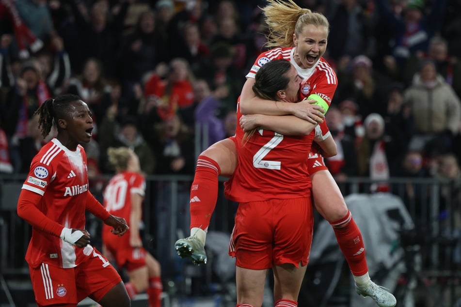 Glodis Perla Viggosdottir (30) bespringt nach ihrem Tor zum 1:1 Mitspielerin Vanessa Gilles.