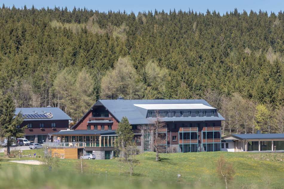 Das Hotel "Jens Weissflog" mit hauseigener Gaststätte spürt die Zurückhaltung der Gäste. (Archivbild)