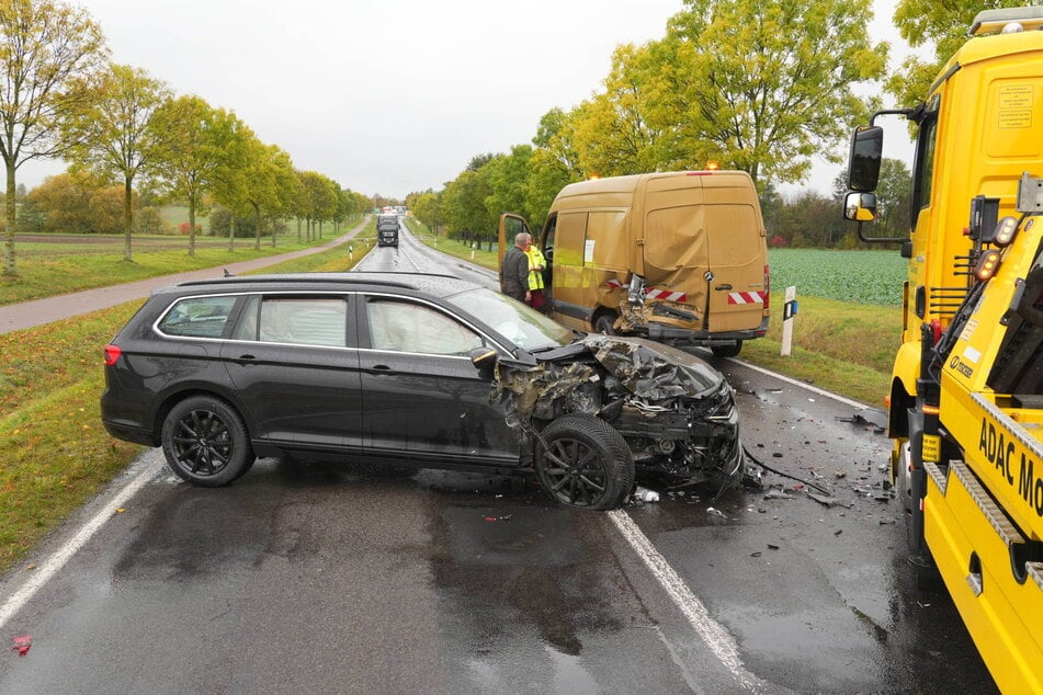 Der VW hat im Frontbereich einiges abbekommen.