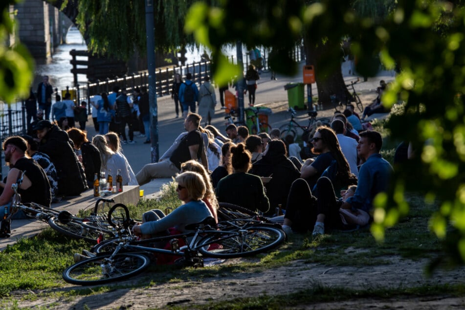 Zahlreiche Menschen genießen am Abend im Monbijoupark die untergehende Sonne