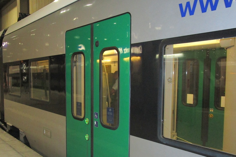 Bei der Attacke wurde eine Seitenscheibe der Regionalbahn beschädigt.