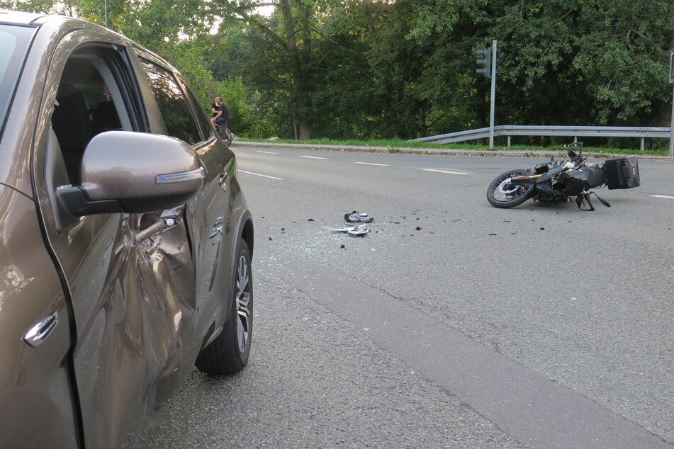 Ein Motorrad und ein Mitsubishi krachten am Sonntagabend an einer Kreuzung der B169 zusammen.