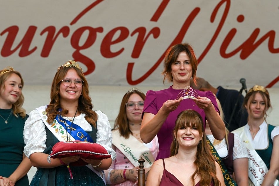 Laura Horbel ist die 56. Gebietsweinkönigin und wurde beim traditionellen Winzerfest in Freyburg gekrönt.