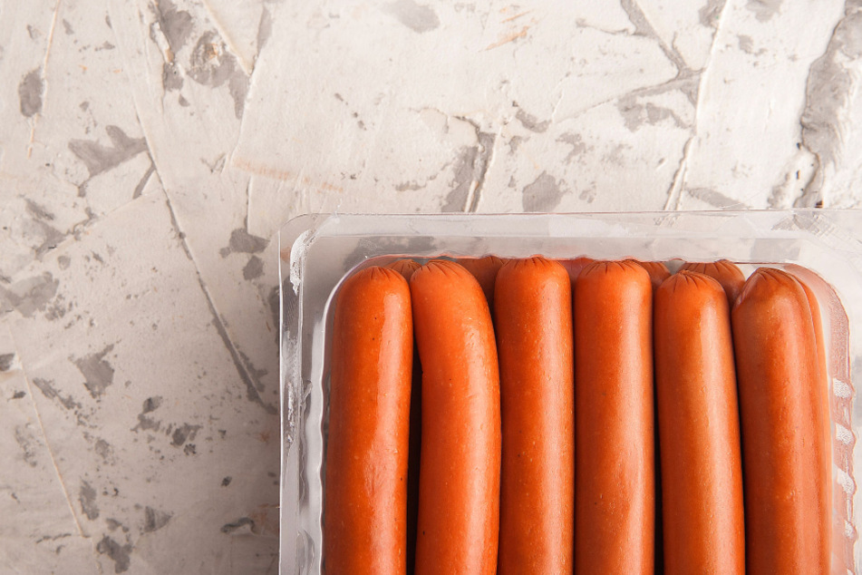 Ein knapp drei Jahre alter Junge war 2014 an einer Knacki-Wurst von Hersteller Herta erstickt. (Symbolbild)