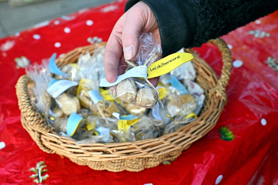 Auch selbstgebackene Hundekekse konnten kostenlos mitgenommen werden.